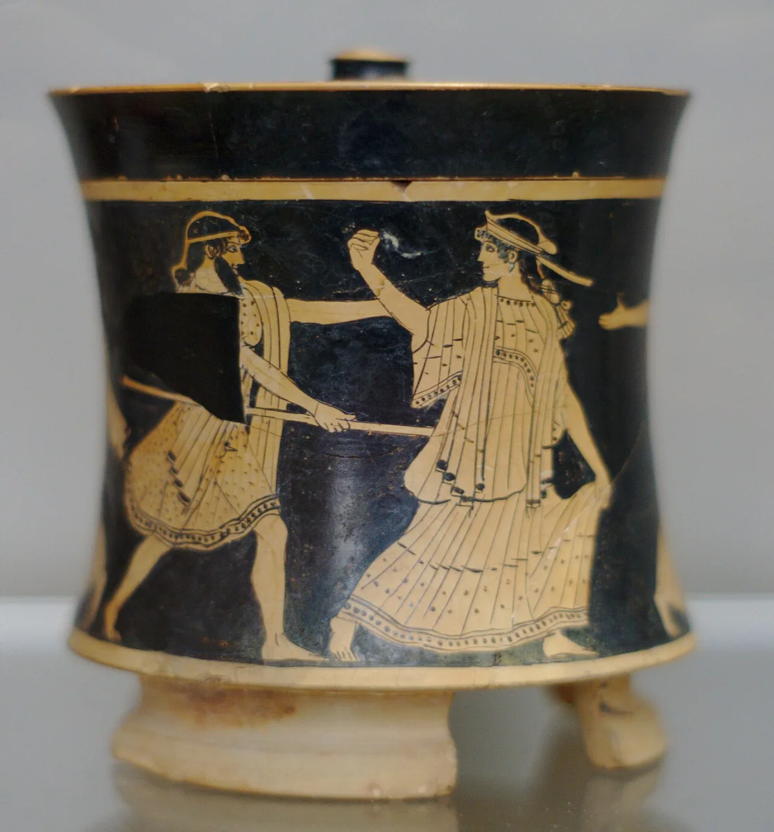 Red-figure lidless box: Zeus, sceptre in hand, pursues a fleeing woman.